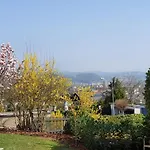 Schoene Mit Ausblick Und Gartensitzplatz 로라흐