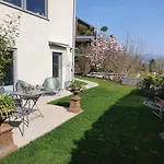 Schoene Mit Ausblick Und Gartensitzplatz 아파트 *