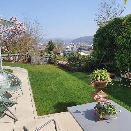 Schöne Mit Ausblick Und Gartensitzplatz