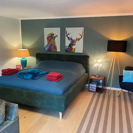 Schoene Mit Ausblick Und Gartensitzplatz Apartamento