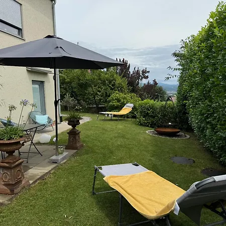Schoene Mit Ausblick Und Gartensitzplatz Apartmán