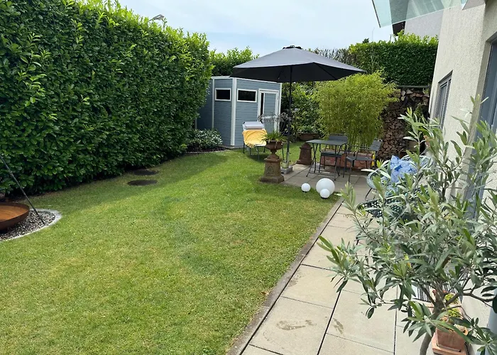 Schoene Mit Ausblick Und Gartensitzplatz