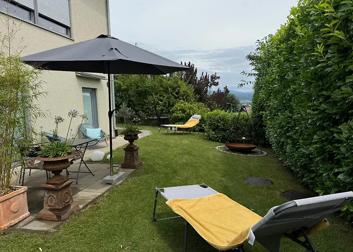 Schoene Mit Ausblick Und Gartensitzplatz Lägenhet